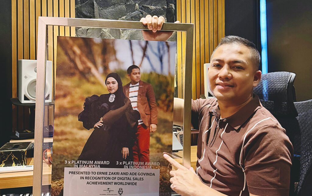 Cetak Rekor di Asia Tenggara, Lagu Masing Masing Garapan Ade Govinda dan Ernie Zakri Raih Triple Platinum